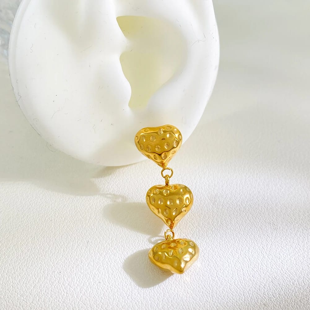 Aretes largos de tres corazones en acero inoxidable