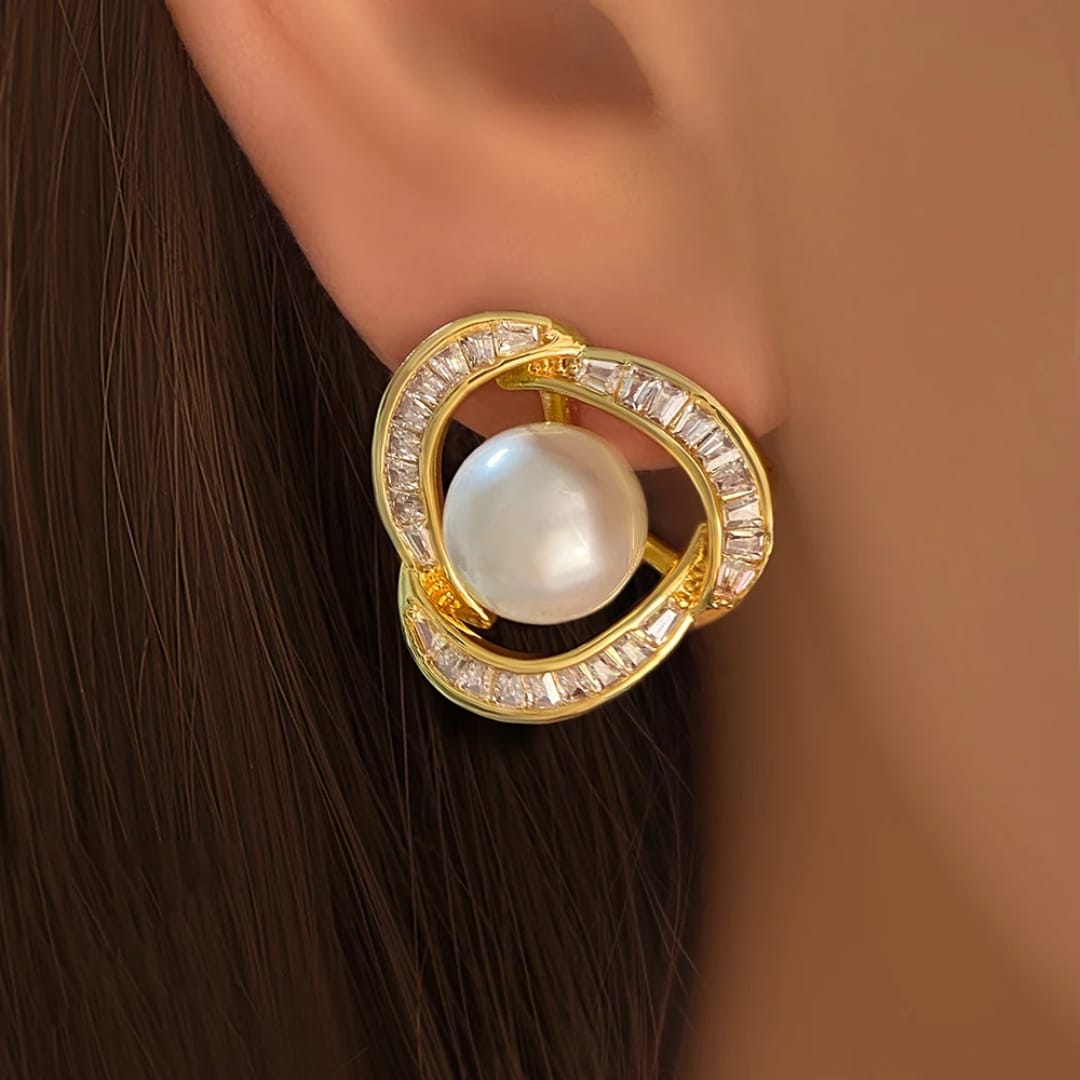 Perla - aretes dorados de con perla y diamantes simulados en acero inoxidable y chapado en oro