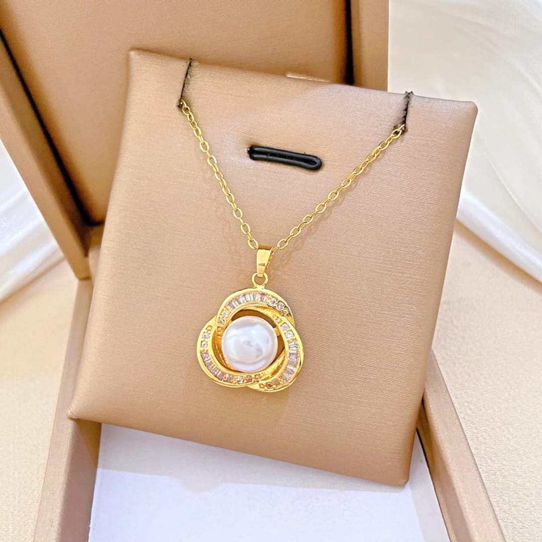 Realeza - collar dorado con dije de nido con perla y diamantes simulados en acero inoxidable y chapado en oro
