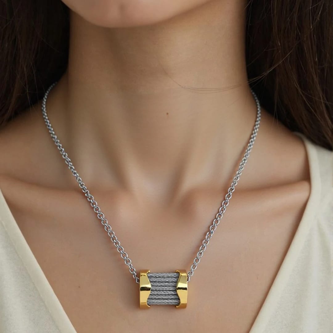 Collar con Dije Cilíndrico en Acero Inoxidable