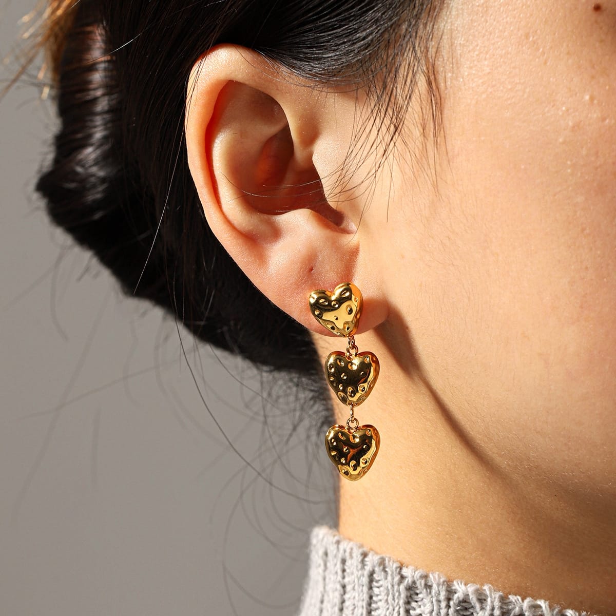 Aretes largos de tres corazones en acero inoxidable