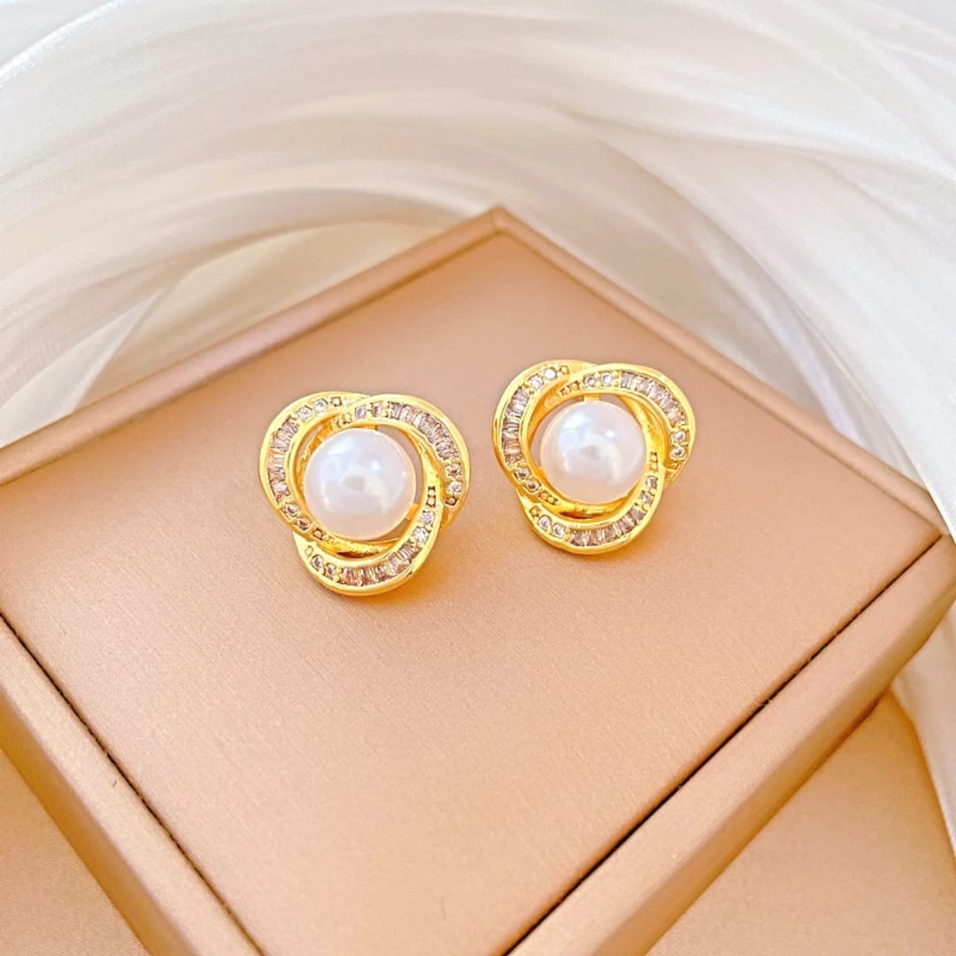 Perla - aretes dorados de con perla y diamantes simulados en acero inoxidable y chapado en oro