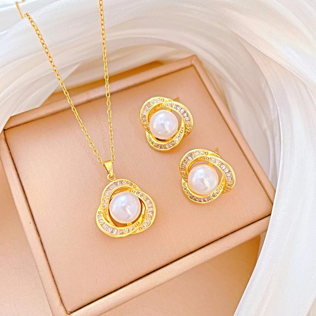 Perla - aretes dorados de con perla y diamantes simulados en acero inoxidable y chapado en oro