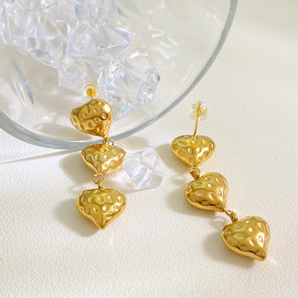 Aretes largos de tres corazones en acero inoxidable