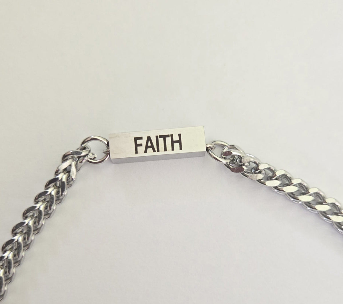 Pulsera Espiritual Grabada en Acero Inoxidable – Faith/Blessed/Empowered – Dorado/Plateado – Golden Touch by Kanny