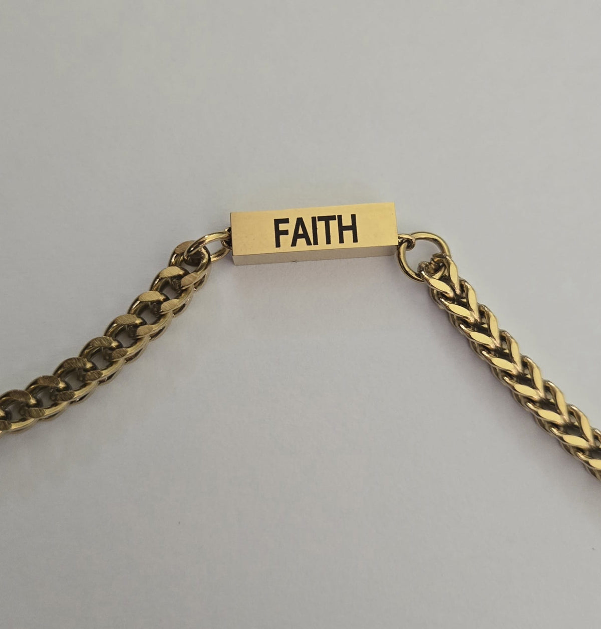 Pulsera Espiritual Grabada en Acero Inoxidable – Faith/Blessed/Empowered – Dorado/Plateado – Golden Touch by Kanny